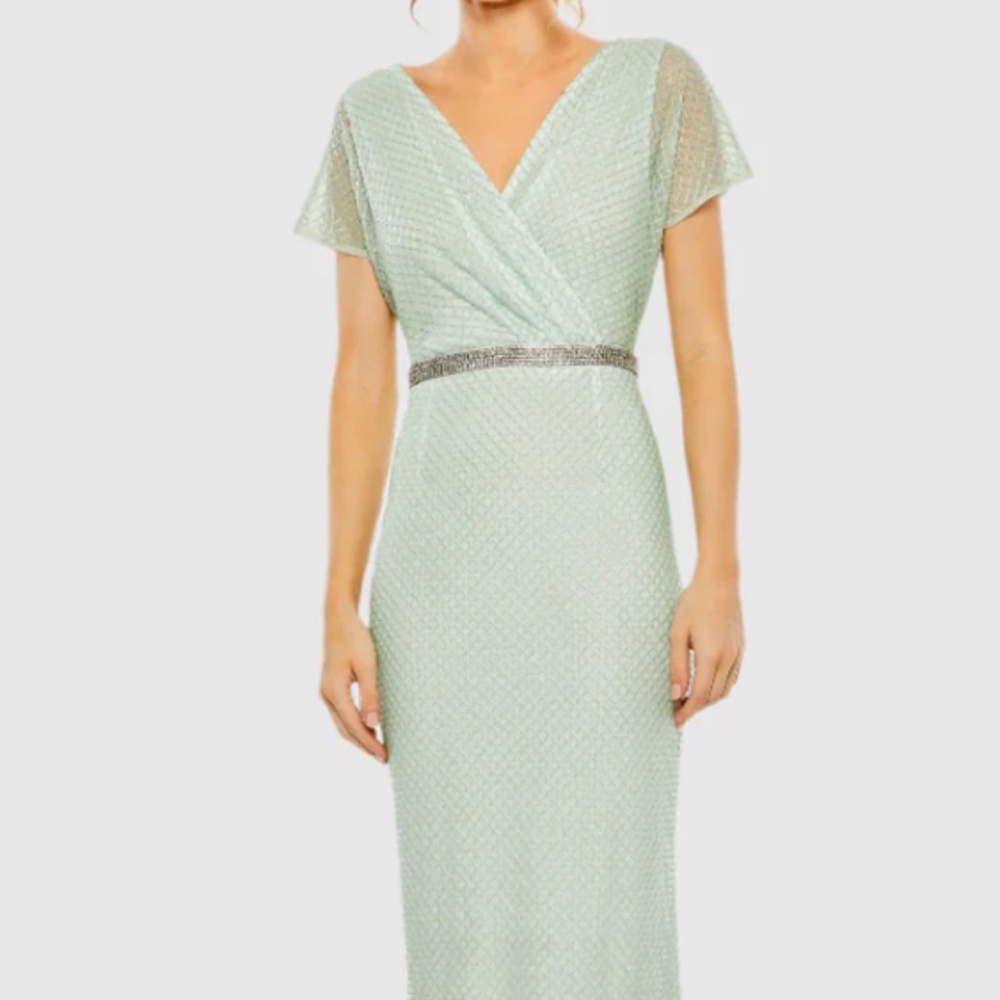 *NEVER WORN!* - MacDuggal Short Sleeve Beaded V-Neck Gown / Color: Sage / US - 6